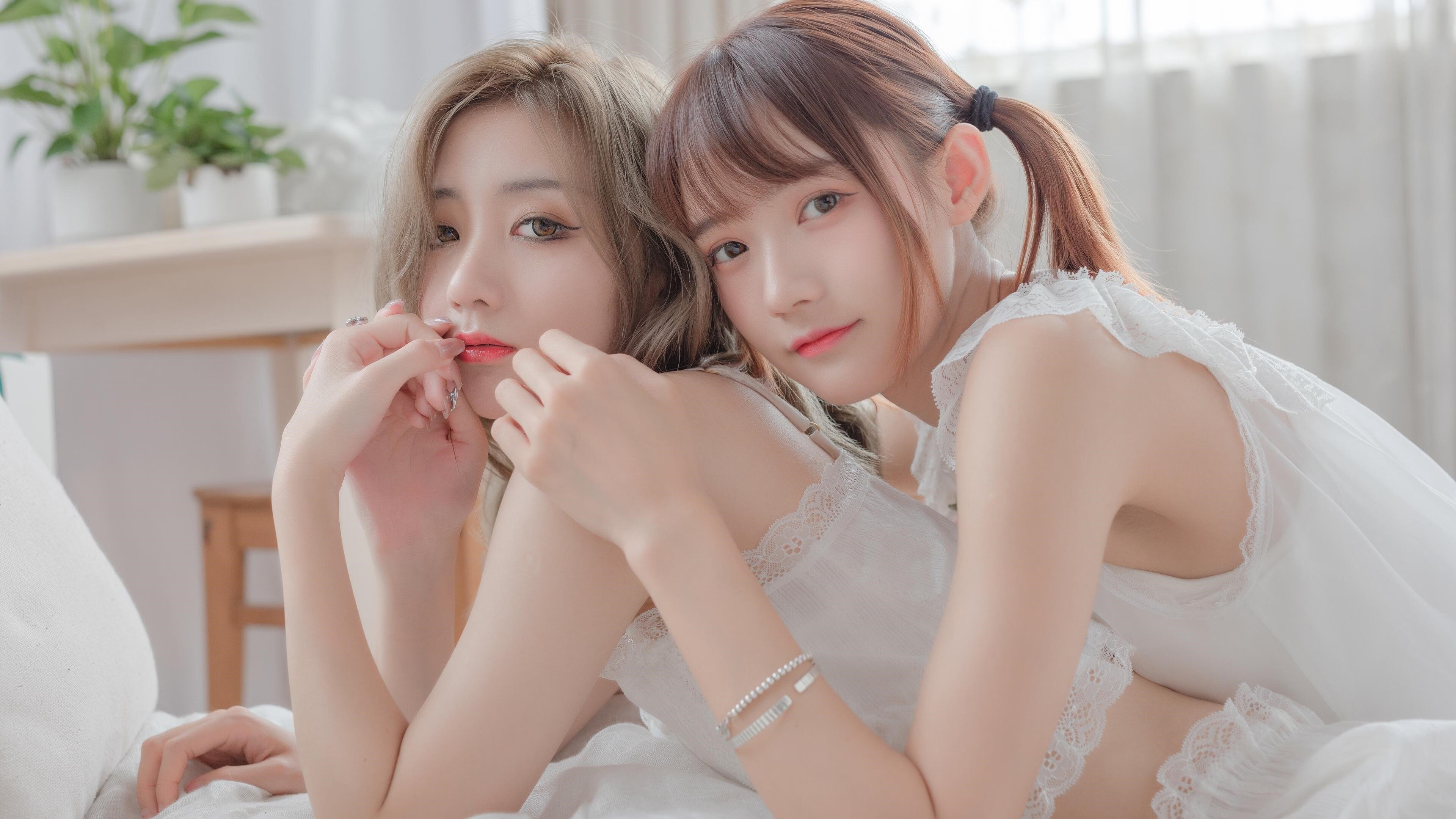 各地推动校园足球联盟成立加强区域内比赛交流，各地发展校园足球应遵循的基本原则是什么